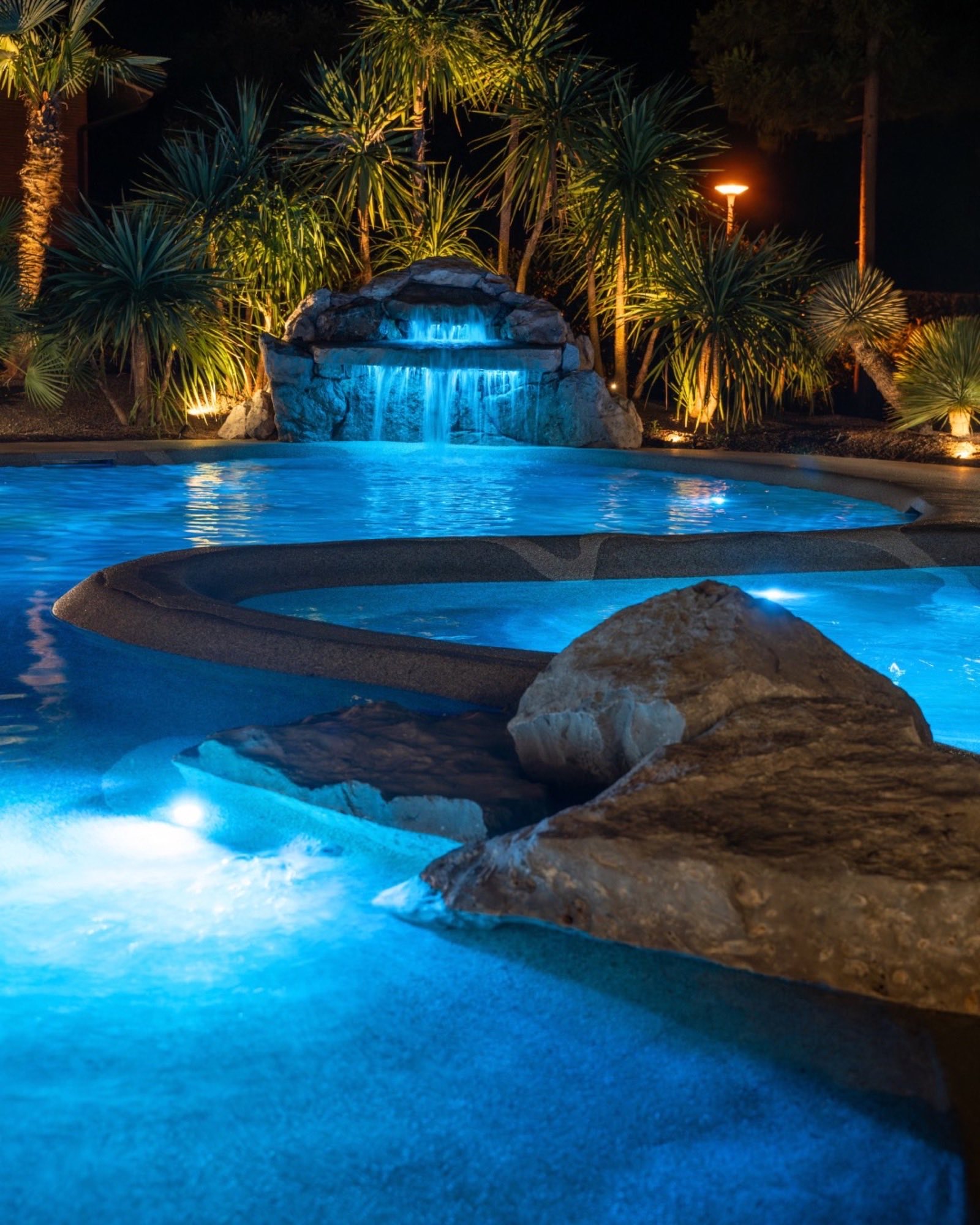 Stimmungsvolle Garten- und Poolbeleuchtung am Abend